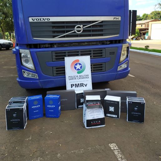 Polícia Rodoviária apreende vinho no valor de R$ 13 mil em caminhão 