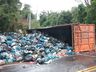 Duas pessoas ficam feridas em tombamento de caminhão em Guaraciaba