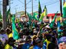 VÍDEO: Dezenas de pessoas participam de ato em frente ao 14º RCMec