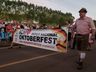 Desfile histórico abre a Oktoberfest em linha Presidente Becker