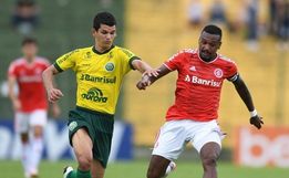 Ypiranga não toma conhecimento, vence o Inter e dorme líder do Gauchão