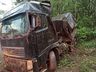 Bitrem sai da pista e deixa motorista ferido na BR-282 em Nova Itaberaba