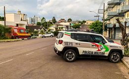 Adolescente tenta furtar bateria de pátio, é flagrado e entra em luta corporal com proprietário 