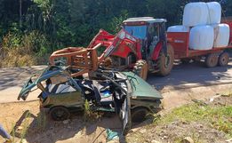Colisão entre carro e trator deixa casal ferido em Guaraciaba