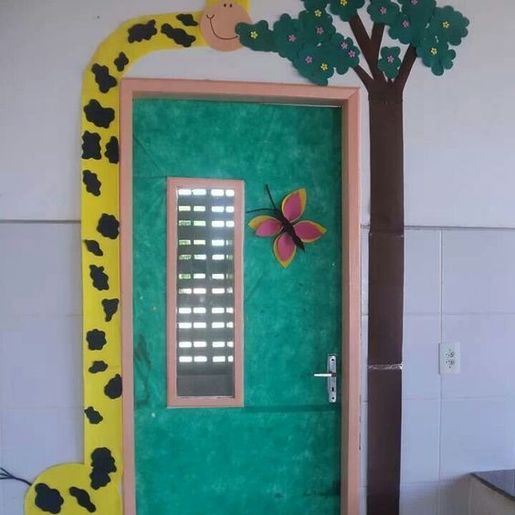 Alunos se inspiram e desenvolvem desenhos e frases para pintar as portas da escola