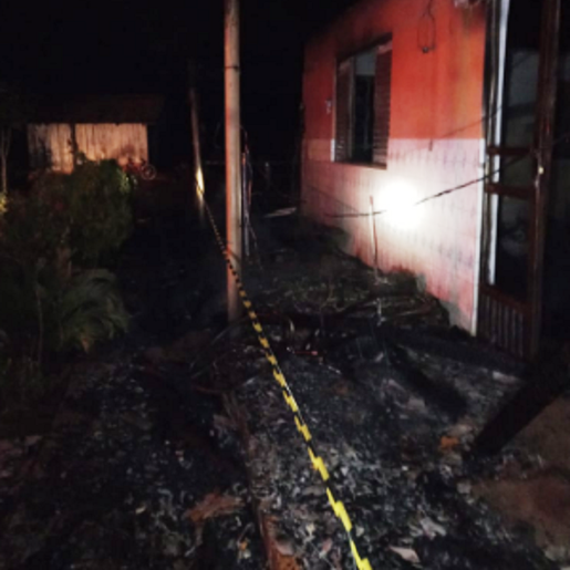 Residência é destruída por  incêndio no interior de Riqueza