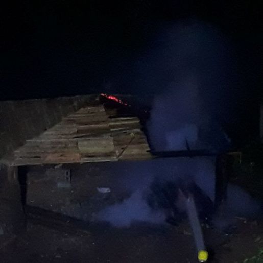 Incêndio atinge quiosque em construção