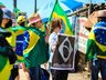 VÍDEO: Dezenas de pessoas participam de ato em frente ao 14º RCMec