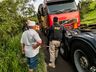 Homem morre após ser atingido por rodado de caminhão na BR-282; vídeo