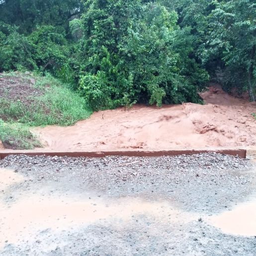 Prefeitura terceiriza máquinas para recuperação de estradas em Guaraciaba