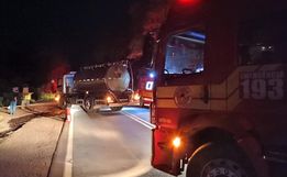 Idoso sofre ferimentos em colisão entre moto e caminhão na SC-163