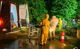 Saída de pista seguida de choque lateral em árvore deixa dois feridos no acesso a SMOeste