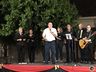 Grande público acompanha o acionamento das luzes de Natal na praça de São João do Oeste
