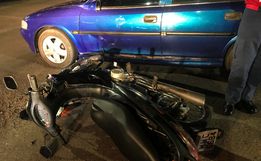 Acidente entre carro e moto deixa jovem ferido em SMOeste