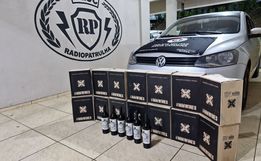 PM apreende carro com 90 garrafas de vinho contrabandeadas na BR-282, em Maravilha