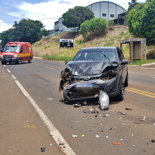 Colisão lateral envolve dois veículos na SC 163, em São João do Oeste