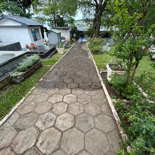 Prefeitura de São José do Cedro realiza ação de limpeza e manutenção no cemitério municipal