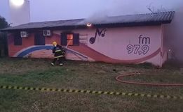 Sede da Rádio Momento FM pega fogo em Xanxerê