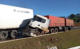 Colisão traseira entre dois caminhões bloqueia BR-158, em Cunha Porã