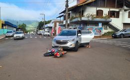 Colisão entre carro e moto deixa uma pessoa ferida em Mondaí