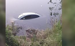 Veículo sai da pista e cai em açude no interior de Belmonte
