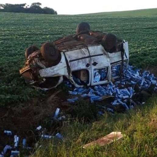 Motorista morre ao capotar veículo carregado de cigarros