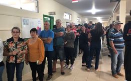Votação começa com grande movimentação de eleitores em Iporã do Oeste
