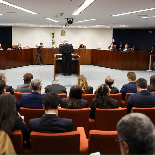 Primeiro dia de julgamento de Bolsonaro é encerrado com manifestações de quatro defesas