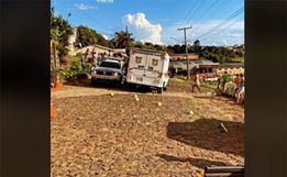 Homem é morto a facadas enquanto segurava filha no colo