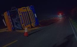 Carreta tomba entre Campo Erê e Anchieta e interdita parte da SC-305
