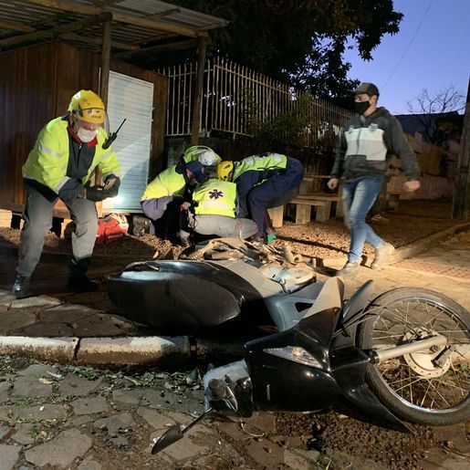 VÍDEO: Queda de moto deixa mulher ferida no Bairro Agostini 