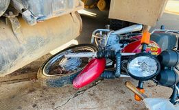Homem fica ferido em colisão entre caminhão e moto em Itapiranga