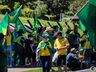 VÍDEO: Dezenas de pessoas participam de ato em frente ao 14º RCMec