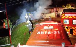 Incêndio destrói residência no interior de Riqueza