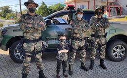 PMA visita menino que sonha em ser policial ambiental  