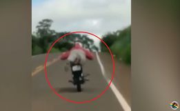 Motociclista pilota na posição 'superman' e quase se envolve em acidente em Descanso