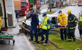 Colisão frontal entre carreta e carro deixa dois feridos na Avenida Willy Barth; Assista