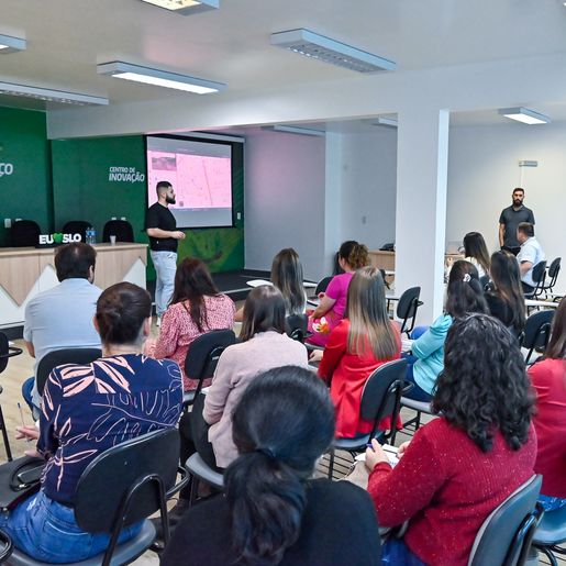 Profissionais passam por treinamento para uso do botão de emergência nas escolas 