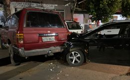 Homem fica ferido ao colidir veículo em carros estacionados