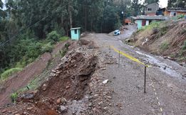 Chuva provoca desmoronamento de terra no interior 