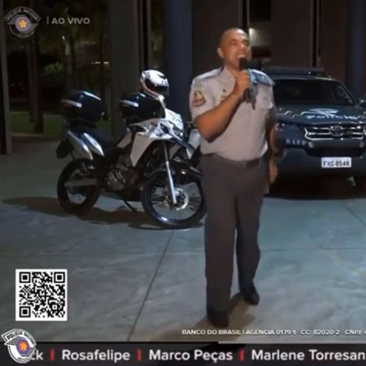 VÍDEO: Capitão da PM faz passinho de dança em live solidária e viraliza