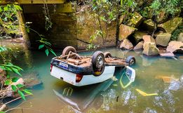 Homem é resgatado com vida após carro ficar submerso por mais de 10h em SMO