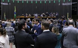 Câmara dos Deputados aprova projeto contra adultização de crianças nas redes sociais
