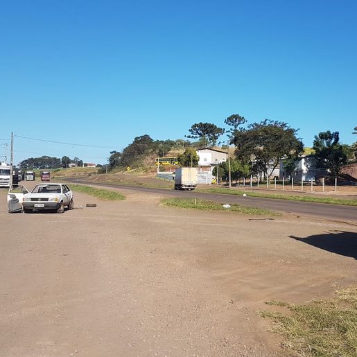 VÍDEO: acidente entre carro e caminhão deixa três pessoas feridas na BR 163