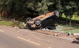 Carro capota no contorno viário de São Lourenço do Oeste