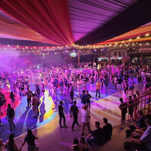 Bailões e DJ animam público na noite deste sábado na 45ª Oktoberfest
