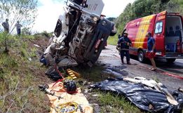 Tombamento envolvendo caminhão da região deixa um morto e dois feridos no Paraná