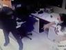 Mulher reage e bate em ladrão em assalto em SC; veja vídeo