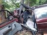 Carro fica destruído após colisão contra árvore na SC-305, em Guaraciaba