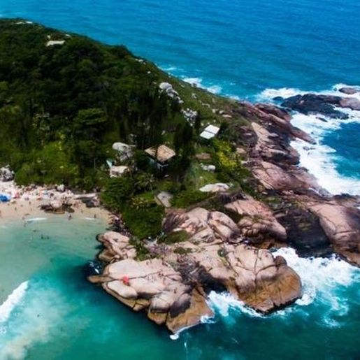 Jovem morre e outra fica ferida após caírem de costão em praia 
